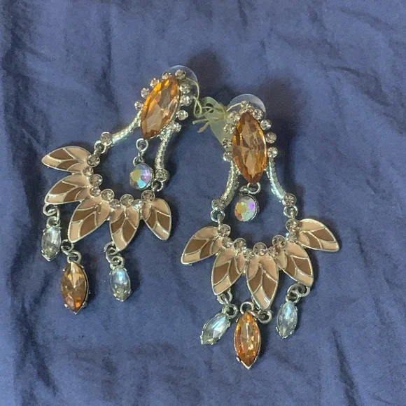 Art Deco Chandelier earrings in nude and tan and gold - Picture 4 of 7